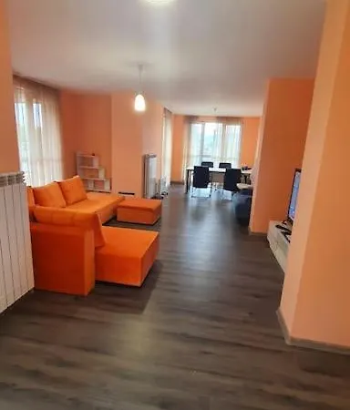 елегантен градски с обширна тераса *