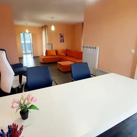 елегантен градски с обширна тераса