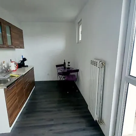 елегантен градски с обширна тераса