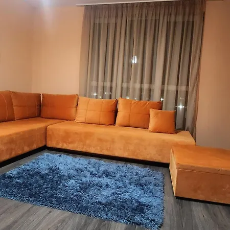 елегантен градски с обширна тераса Apartman