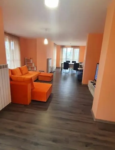 елегантен градски с обширна тераса *