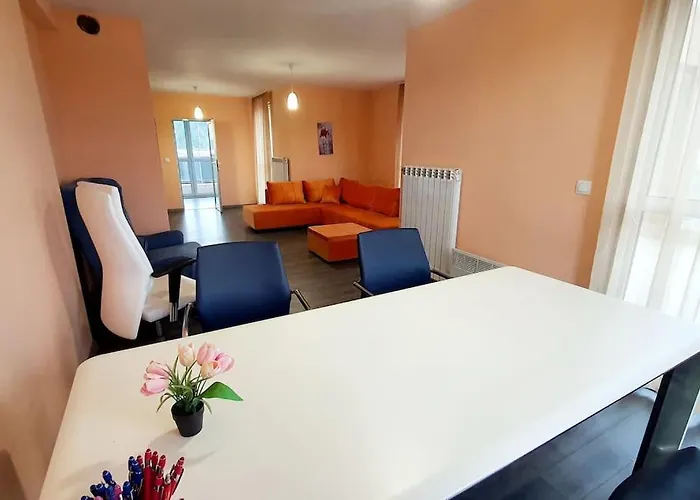 елегантен градски с обширна тераса